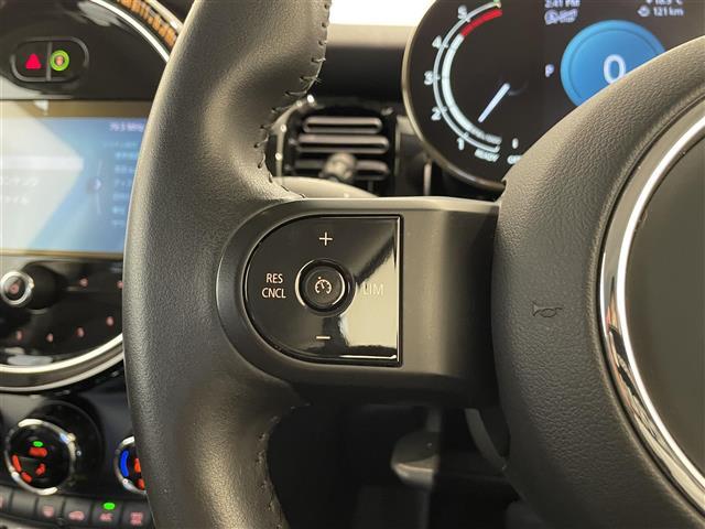 ＭＩＮＩ クーパーＤ　ドライビングアシストＰＫＧ　純正ディスプレイオーディオ　ＡｐｐｌｅＣａｒＰｌａｙ　アンビエントライト　クルコン　Ｂカメラ　コンフォートアクセス　前後ソナー　シートヒーター　Ｍｉｎｉドライビングモード（14枚目）