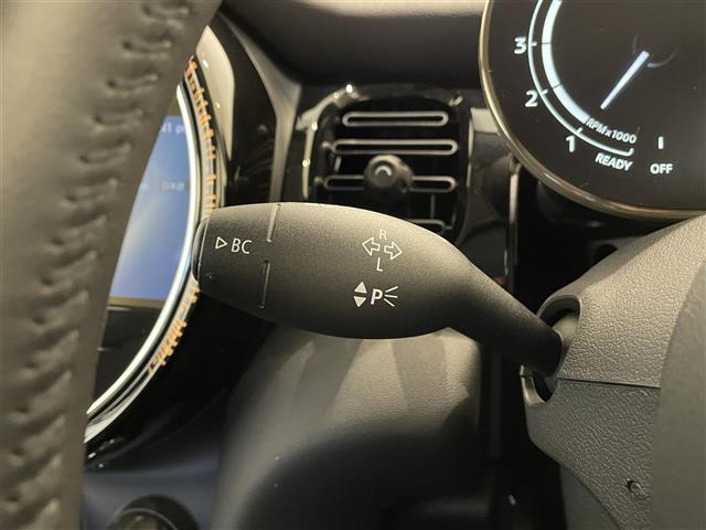 ＭＩＮＩ クーパーＤ　ドライビングアシストＰＫＧ　純正ディスプレイオーディオ　ＡｐｐｌｅＣａｒＰｌａｙ　アンビエントライト　クルコン　Ｂカメラ　コンフォートアクセス　前後ソナー　シートヒーター　Ｍｉｎｉドライビングモード（16枚目）
