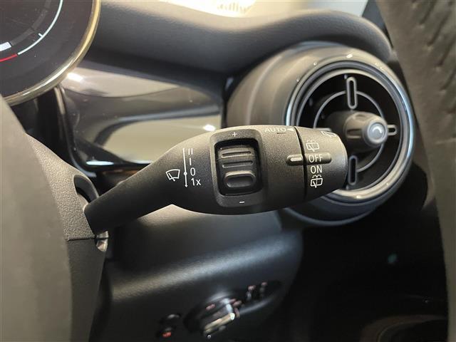 ＭＩＮＩ クーパーＤ　ドライビングアシストＰＫＧ　純正ディスプレイオーディオ　ＡｐｐｌｅＣａｒＰｌａｙ　アンビエントライト　クルコン　Ｂカメラ　コンフォートアクセス　前後ソナー　シートヒーター　Ｍｉｎｉドライビングモード（17枚目）