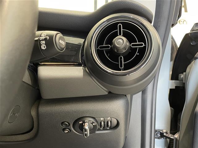 ＭＩＮＩ クーパーＤ　ドライビングアシストＰＫＧ　純正ディスプレイオーディオ　ＡｐｐｌｅＣａｒＰｌａｙ　アンビエントライト　クルコン　Ｂカメラ　コンフォートアクセス　前後ソナー　シートヒーター　Ｍｉｎｉドライビングモード（18枚目）