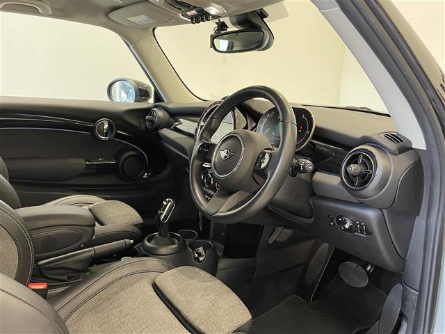 ＭＩＮＩ クーパーＤ　ドライビングアシストＰＫＧ　純正ディスプレイオーディオ　ＡｐｐｌｅＣａｒＰｌａｙ　アンビエントライト　クルコン　Ｂカメラ　コンフォートアクセス　前後ソナー　シートヒーター　Ｍｉｎｉドライビングモード（21枚目）
