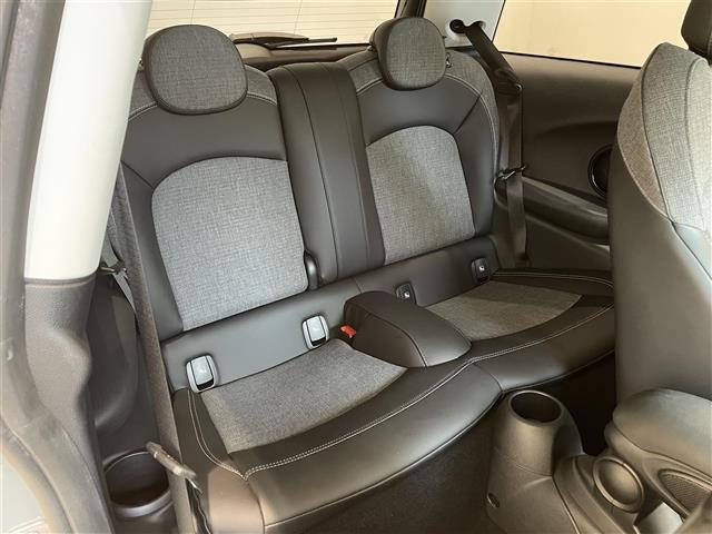 ＭＩＮＩ クーパーＤ　ドライビングアシストＰＫＧ　純正ディスプレイオーディオ　ＡｐｐｌｅＣａｒＰｌａｙ　アンビエントライト　クルコン　Ｂカメラ　コンフォートアクセス　前後ソナー　シートヒーター　Ｍｉｎｉドライビングモード（23枚目）
