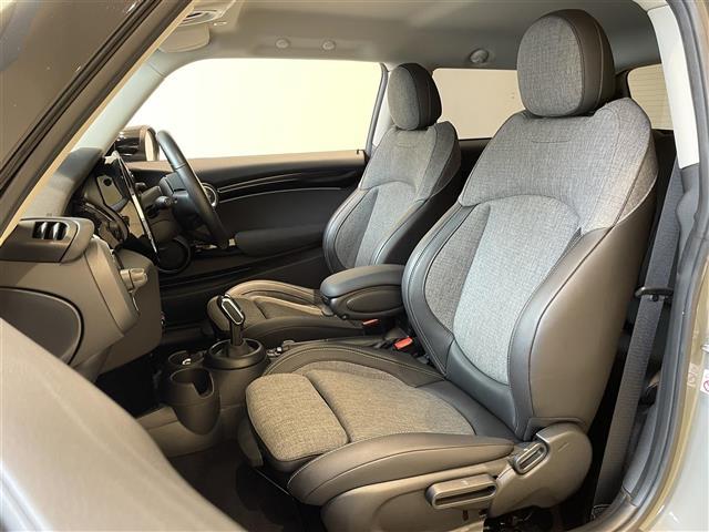 ＭＩＮＩ クーパーＤ　ドライビングアシストＰＫＧ　純正ディスプレイオーディオ　ＡｐｐｌｅＣａｒＰｌａｙ　アンビエントライト　クルコン　Ｂカメラ　コンフォートアクセス　前後ソナー　シートヒーター　Ｍｉｎｉドライビングモード（25枚目）