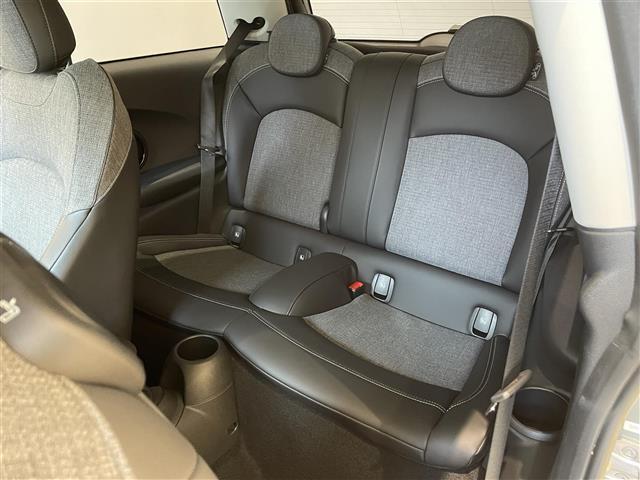 ＭＩＮＩ クーパーＤ　ドライビングアシストＰＫＧ　純正ディスプレイオーディオ　ＡｐｐｌｅＣａｒＰｌａｙ　アンビエントライト　クルコン　Ｂカメラ　コンフォートアクセス　前後ソナー　シートヒーター　Ｍｉｎｉドライビングモード（26枚目）