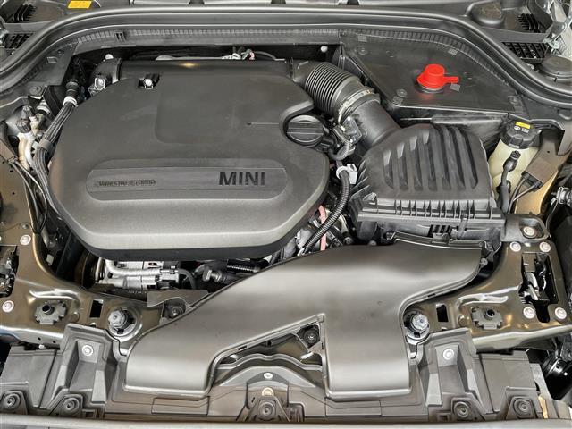 ＭＩＮＩ クーパーＤ　ドライビングアシストＰＫＧ　純正ディスプレイオーディオ　ＡｐｐｌｅＣａｒＰｌａｙ　アンビエントライト　クルコン　Ｂカメラ　コンフォートアクセス　前後ソナー　シートヒーター　Ｍｉｎｉドライビングモード（29枚目）