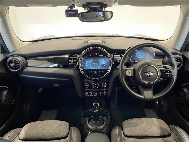 ＭＩＮＩ クーパーＤ　ドライビングアシストＰＫＧ　純正ディスプレイオーディオ　ＡｐｐｌｅＣａｒＰｌａｙ　アンビエントライト　クルコン　Ｂカメラ　コンフォートアクセス　前後ソナー　シートヒーター　Ｍｉｎｉドライビングモード（42枚目）