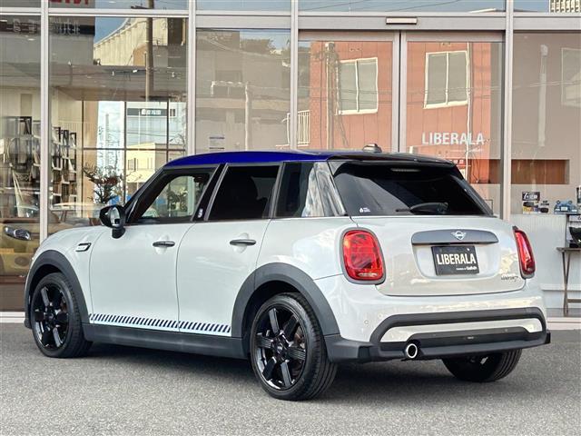 MINI クーパーD ブリック・レーン・エディション 特別仕様車 黒革 専用ボンネットストライプ アンビエントライト 純正ナビ Bluetooth Bカメラ 前席シートヒーター スマートキー 後ソナー ドライビングモード 純正17インチAW(3枚目)