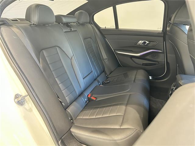 3シリーズ 320d xDrive Mスポーツ 黒革 ハイラインPKG ACC/BSM アンビエントライト 360°カメラシステム メモリ付パワーシート 前席シートヒーター フットトランクオープナー ワイヤレスチャージング 純正18インチAW(24枚目)