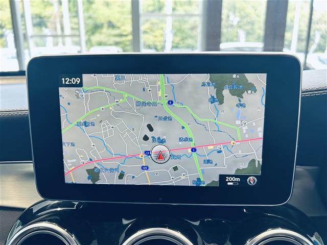 マットブラックにホワイトのＬＩＢＥＲＡＬＡのロゴの建物と看板が目印です。