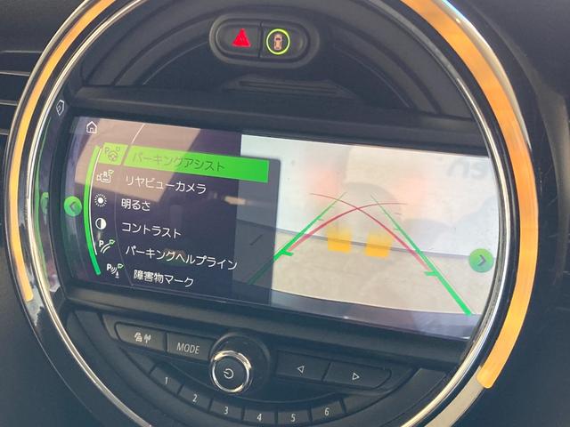 ＭＩＮＩ クーパー　純正ナビ　Ｂｌｕｅｔｏｏｔｈ／ＵＳＢ　バックカメラ　コーナセンサー　インテリジェントセーフティドライブレコーダー　　ＥＴＣ　シートヒーター　ＬＥＤヘッドライト　ＬＥＤフォグ　ユニオンジャックテール！！（18枚目）