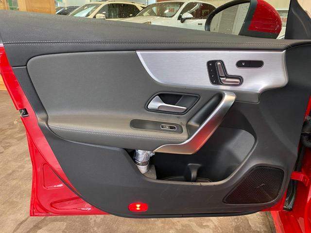 CLA200d AMGライン レーダーセーフティPKG/アドバンスドPKG/レザーエクスクルーシブPKG/サンルーフ/1オーナー/スペアキー/黒灰革/ドラレコ/D/Nパワーシート メモリー ヒーター/ワイヤレス充電/パドルシフト(19枚目)