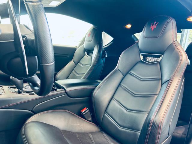 グラントゥーリズモ スポーツ　黒革／パワーシート／Ｄシートメモリ／シートヒーター／純正ナビ／Ｂカメラ／ａｐｐｌｅｃａｒｐｌａｙ／純正２０インチＡＷ／ＨＩＤヘッドライト／ハーマンカードン／クリアランスソナー／デジタルインナーミラー（25枚目）