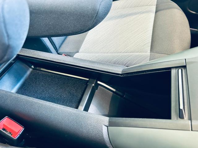 ベルランゴ シャイン　ＸＴＲ　パック　ガラスルーフ　ＡＣＣ　純正ディスプレイオーディオ　ａｐｐｌｅｃａｒｐｌａｙ　バック・サイドカメラ　純正１７インチＡＷ　クリアランスソナー　ブラインドスポット　ルーフレール　パドルシフト　スマートキー（79枚目）