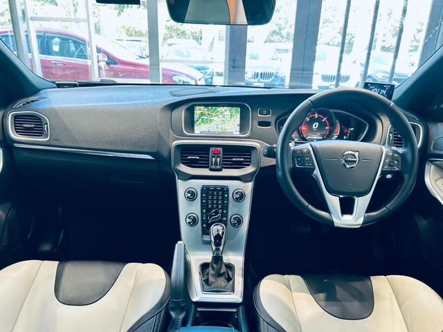 Ｖ４０ クロスカントリー　Ｄ４　アクティブエディション　１５０台限定　ガラスルーフ　ＨａｒｍａｎＫａｒｄｏｎ　ＡＣＣ　ＢＬＩＳ　純正ナビ　ＴＶ　Ｂカメラ　純正１７インチＡＷ　ＬＥＤヘッドライト　白黒革　パワーシート　Ｄシートメモリ　シートヒーター（2枚目）