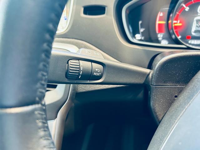 Ｖ４０ クロスカントリー　Ｄ４　アクティブエディション　１５０台限定　ガラスルーフ　ＨａｒｍａｎＫａｒｄｏｎ　ＡＣＣ　ＢＬＩＳ　純正ナビ　ＴＶ　Ｂカメラ　純正１７インチＡＷ　ＬＥＤヘッドライト　白黒革　パワーシート　Ｄシートメモリ　シートヒーター（55枚目）