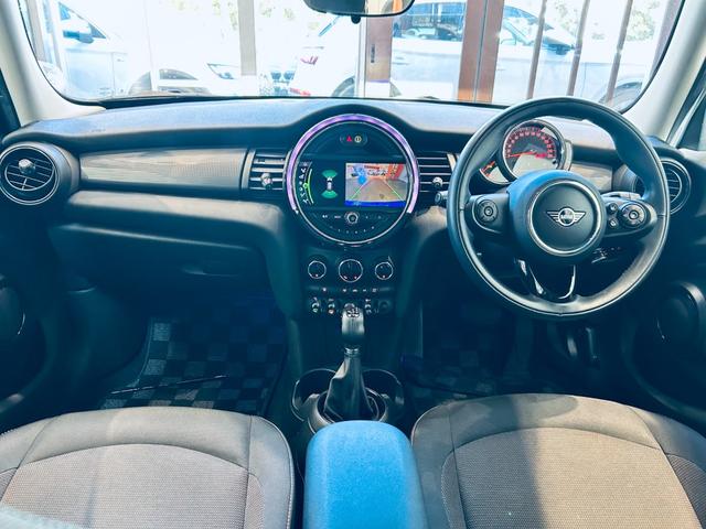 ＭＩＮＩ クーパーＤ　ペッパーＰＫＧ　インテリジェントセーフティ　純正ナビ　バックカメラ　ＵＳＢ　Ｂｌｕｅｔｏｏｔｈ　クリアランスソナー　純正１５インチＡＷ　ＬＥＤヘッドライト　スマートキー　ＥＴＣ　ドライブレコーダー（2枚目）