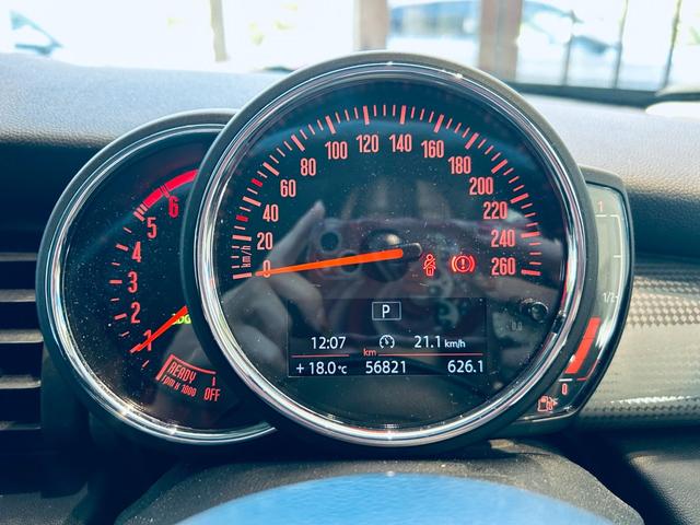 ＭＩＮＩ クーパーＤ　ペッパーＰＫＧ　インテリジェントセーフティ　純正ナビ　バックカメラ　ＵＳＢ　Ｂｌｕｅｔｏｏｔｈ　クリアランスソナー　純正１５インチＡＷ　ＬＥＤヘッドライト　スマートキー　ＥＴＣ　ドライブレコーダー（3枚目）