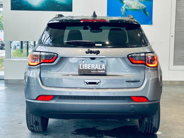 店内には５００冊以上の選りすぐりの本たちが、落ち着いた雰囲気を演出致します。ゆったりと流れる時間の中、あなただけの大切な１台をお探しください。