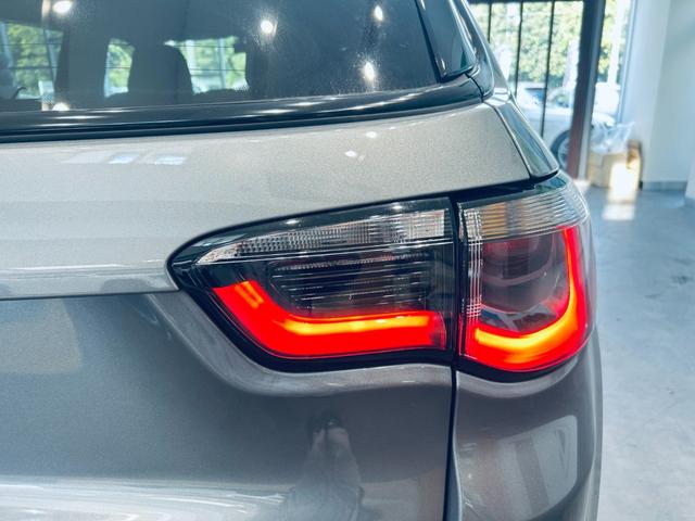 マットブラックにホワイトのＬＩＢＥＲＡＬＡのロゴの建物と看板が目印です