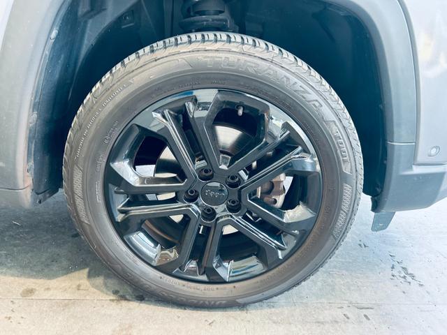 ＬＩＢＥＲＡＬＡは輸入車と本を愛される方々に少しだけ上質な時間が過ぎていくように、落ち着きのある空間をご用意しております。