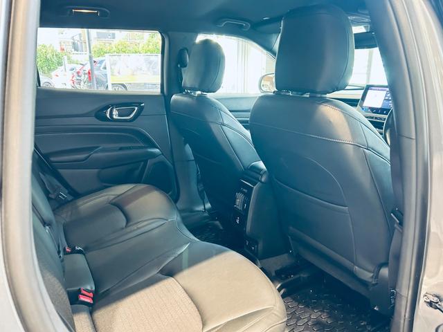 都心の外資系ホテルのような趣向を凝らしたインテリアの中で、お客様にリラックスしてクルマ選びを楽しんでいただけるような空間を目指してまいります。