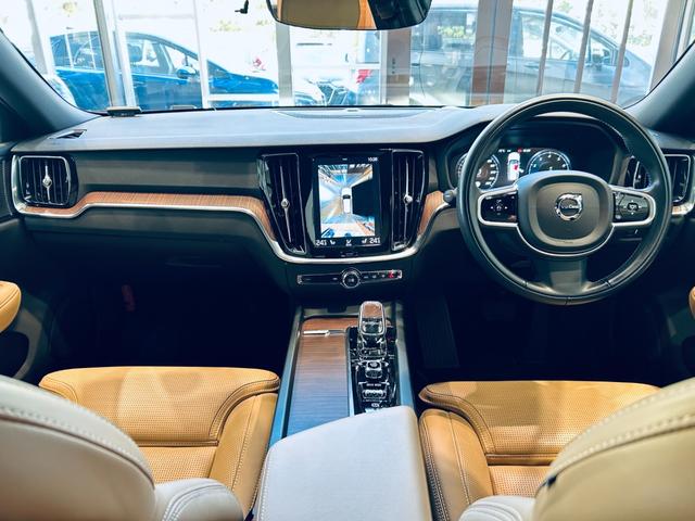 Ｖ６０ Ｂ５　インスクリプション　ＨａｒｍａｎＫａｒｄｏｎ　ＨＵＤ　ＡＣＣ　ＢＬＩＳ　純正ナビ　ＴＶ　３６０°ｃａｒｐｌａｙ　純１８インチＡＷ　ＬＥＤ　電動リアゲート　革シート　メモリパワーシート　エアシートヒーター　ワイヤレス充電（2枚目）