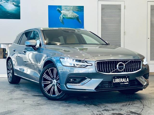 Ｖ６０ Ｂ５　インスクリプション　ＨａｒｍａｎＫａｒｄｏｎ　ＨＵＤ　ＡＣＣ　ＢＬＩＳ　純正ナビ　ＴＶ　３６０°ｃａｒｐｌａｙ　純１８インチＡＷ　ＬＥＤ　電動リアゲート　革シート　メモリパワーシート　エアシートヒーター　ワイヤレス充電（4枚目）