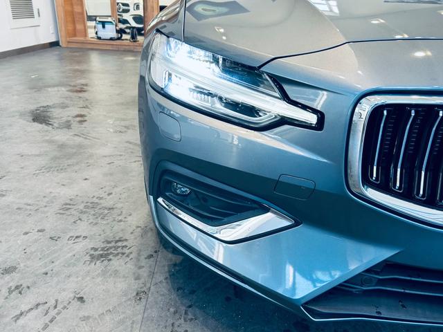 Ｖ６０ Ｂ５　インスクリプション　ＨａｒｍａｎＫａｒｄｏｎ　ＨＵＤ　ＡＣＣ　ＢＬＩＳ　純正ナビ　ＴＶ　３６０°ｃａｒｐｌａｙ　純１８インチＡＷ　ＬＥＤ　電動リアゲート　革シート　メモリパワーシート　エアシートヒーター　ワイヤレス充電（10枚目）