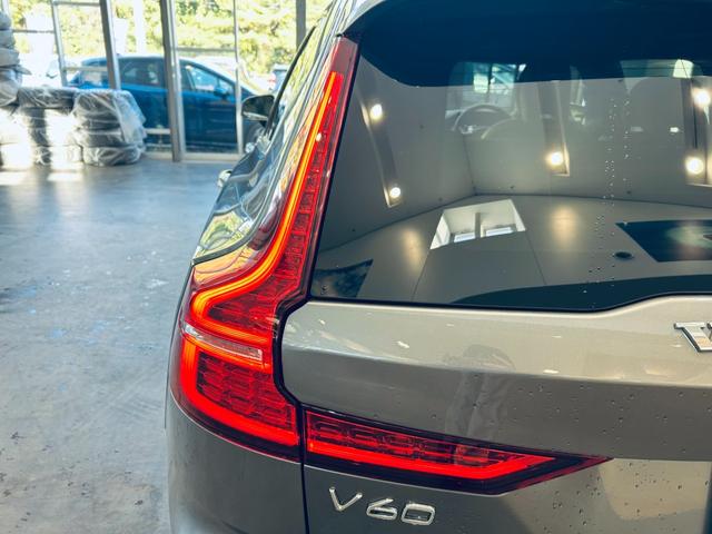Ｖ６０ Ｂ５　インスクリプション　ＨａｒｍａｎＫａｒｄｏｎ　ＨＵＤ　ＡＣＣ　ＢＬＩＳ　純正ナビ　ＴＶ　３６０°ｃａｒｐｌａｙ　純１８インチＡＷ　ＬＥＤ　電動リアゲート　革シート　メモリパワーシート　エアシートヒーター　ワイヤレス充電（18枚目）