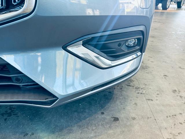 Ｖ６０ Ｂ５　インスクリプション　ＨａｒｍａｎＫａｒｄｏｎ　ＨＵＤ　ＡＣＣ　ＢＬＩＳ　純正ナビ　ＴＶ　３６０°ｃａｒｐｌａｙ　純１８インチＡＷ　ＬＥＤ　電動リアゲート　革シート　メモリパワーシート　エアシートヒーター　ワイヤレス充電（23枚目）