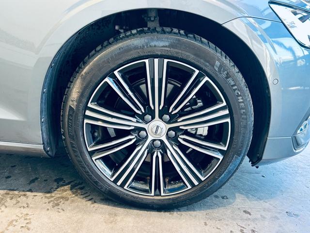 Ｖ６０ Ｂ５　インスクリプション　ＨａｒｍａｎＫａｒｄｏｎ　ＨＵＤ　ＡＣＣ　ＢＬＩＳ　純正ナビ　ＴＶ　３６０°ｃａｒｐｌａｙ　純１８インチＡＷ　ＬＥＤ　電動リアゲート　革シート　メモリパワーシート　エアシートヒーター　ワイヤレス充電（26枚目）