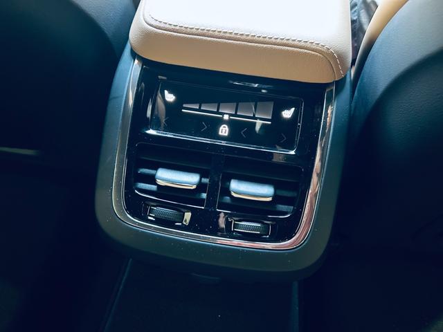 Ｖ６０ Ｂ５　インスクリプション　ＨａｒｍａｎＫａｒｄｏｎ　ＨＵＤ　ＡＣＣ　ＢＬＩＳ　純正ナビ　ＴＶ　３６０°ｃａｒｐｌａｙ　純１８インチＡＷ　ＬＥＤ　電動リアゲート　革シート　メモリパワーシート　エアシートヒーター　ワイヤレス充電（80枚目）