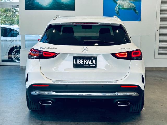 店内には５００冊以上の選りすぐりの本たちが、落ち着いた雰囲気を演出致します。ゆったりと流れる時間の中、あなただけの大切な１台をお探しください。