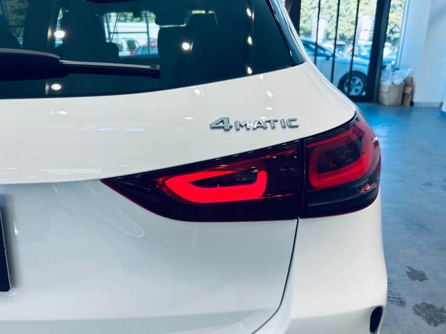 マットブラックにホワイトのＬＩＢＥＲＡＬＡのロゴの建物と看板が目印です