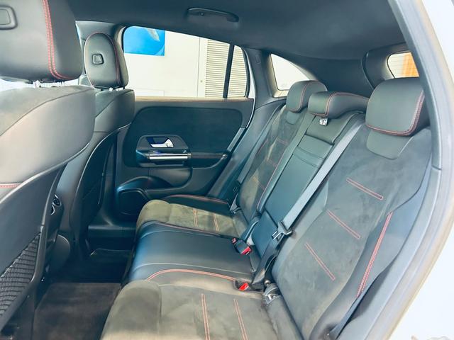 都心の外資系ホテルのような趣向を凝らしたインテリアの中で、お客様にリラックスしてクルマ選びを楽しんでいただけるような空間を目指してまいります。