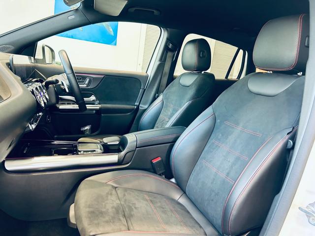 ラテン語の「自由」と「翼」を組み合わせたブランドネーム、ＬＩＢＥＲＡＬＡ　既成概念にとらわれない「自由」な発想と、あらゆることに興味を持つ知識の「翼」。