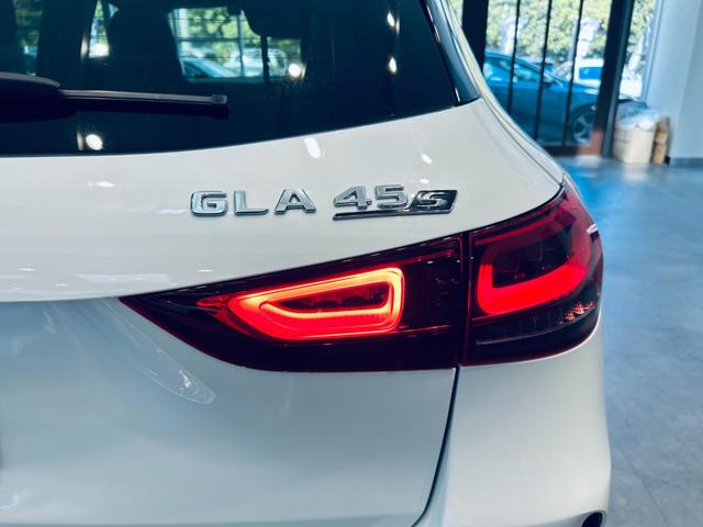 マットブラックにホワイトのＬＩＢＥＲＡＬＡのロゴの建物と看板が目印です