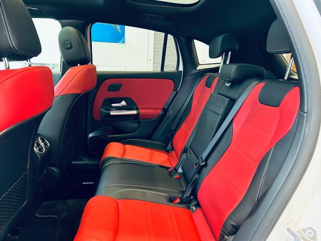 都心の外資系ホテルのような趣向を凝らしたインテリアの中で、お客様にリラックスしてクルマ選びを楽しんでいただけるような空間を目指してまいります。