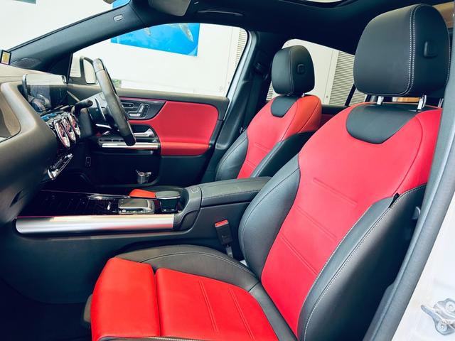 ラテン語の「自由」と「翼」を組み合わせたブランドネーム、ＬＩＢＥＲＡＬＡ　既成概念にとらわれない「自由」な発想と、あらゆることに興味を持つ知識の「翼」。