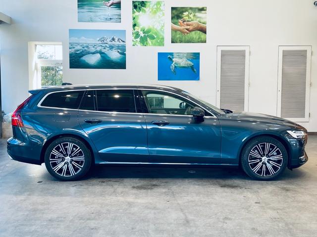 Ｖ６０ Ｔ６　ツインエンジン　ＡＷＤ　モメンタム　ＨＵＤ　ＡＣＣ　ＨａｒｍａｎＫａｒｄｏｎ　ＢＬＩＳ　純正ナビ　ＴＶ　３６０°ｃａｒｐｌａｙ　純１８インチＡＷ　ＬＥＤ　電動リアゲート　革シート　メモリパワーシート　エアシートヒーター　自動駐車（4枚目）