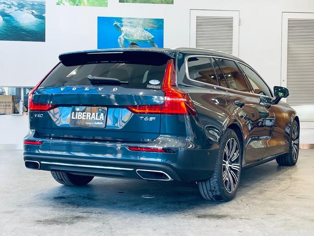 Ｖ６０ Ｔ６　ツインエンジン　ＡＷＤ　モメンタム　ＨＵＤ　ＡＣＣ　ＨａｒｍａｎＫａｒｄｏｎ　ＢＬＩＳ　純正ナビ　ＴＶ　３６０°ｃａｒｐｌａｙ　純１８インチＡＷ　ＬＥＤ　電動リアゲート　革シート　メモリパワーシート　エアシートヒーター　自動駐車（5枚目）