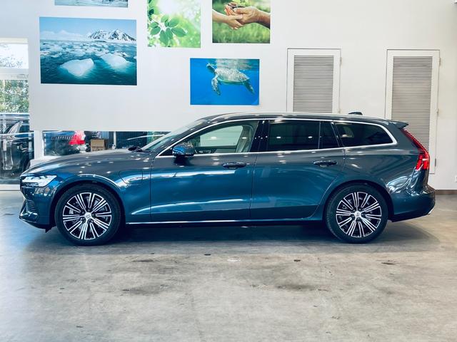 Ｖ６０ Ｔ６　ツインエンジン　ＡＷＤ　モメンタム　ＨＵＤ　ＡＣＣ　ＨａｒｍａｎＫａｒｄｏｎ　ＢＬＩＳ　純正ナビ　ＴＶ　３６０°ｃａｒｐｌａｙ　純１８インチＡＷ　ＬＥＤ　電動リアゲート　革シート　メモリパワーシート　エアシートヒーター　自動駐車（7枚目）