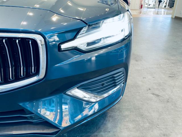 Ｖ６０ Ｔ６　ツインエンジン　ＡＷＤ　モメンタム　ＨＵＤ　ＡＣＣ　ＨａｒｍａｎＫａｒｄｏｎ　ＢＬＩＳ　純正ナビ　ＴＶ　３６０°ｃａｒｐｌａｙ　純１８インチＡＷ　ＬＥＤ　電動リアゲート　革シート　メモリパワーシート　エアシートヒーター　自動駐車（19枚目）