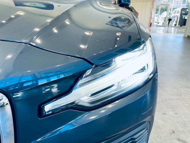 Ｖ６０ Ｔ６　ツインエンジン　ＡＷＤ　モメンタム　ＨＵＤ　ＡＣＣ　ＨａｒｍａｎＫａｒｄｏｎ　ＢＬＩＳ　純正ナビ　ＴＶ　３６０°ｃａｒｐｌａｙ　純１８インチＡＷ　ＬＥＤ　電動リアゲート　革シート　メモリパワーシート　エアシートヒーター　自動駐車（20枚目）