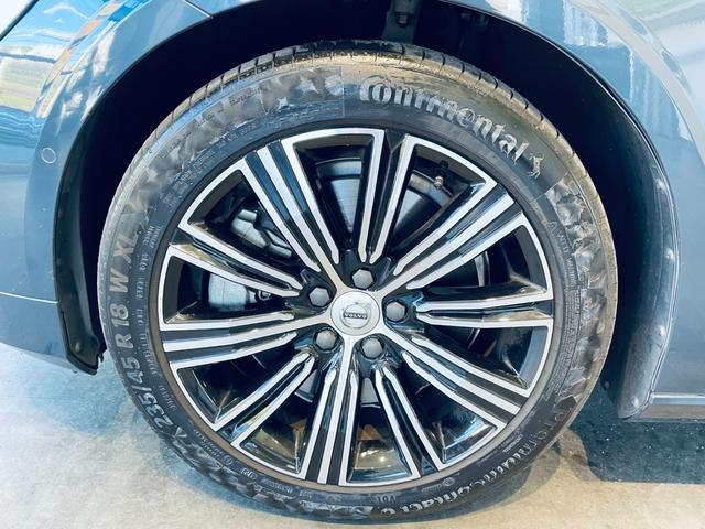 Ｖ６０ Ｔ６　ツインエンジン　ＡＷＤ　モメンタム　ＨＵＤ　ＡＣＣ　ＨａｒｍａｎＫａｒｄｏｎ　ＢＬＩＳ　純正ナビ　ＴＶ　３６０°ｃａｒｐｌａｙ　純１８インチＡＷ　ＬＥＤ　電動リアゲート　革シート　メモリパワーシート　エアシートヒーター　自動駐車（26枚目）