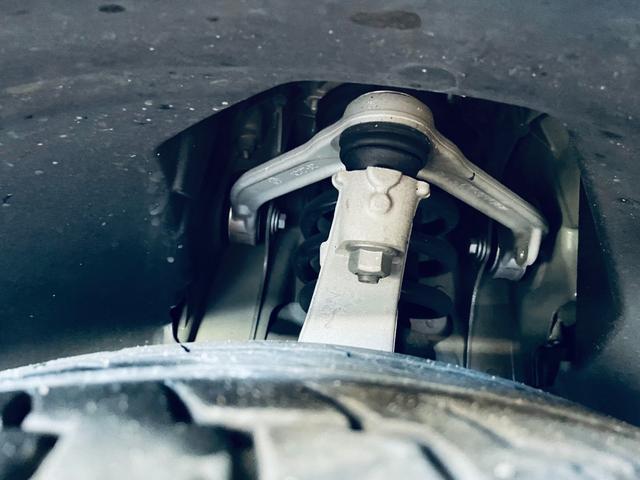 Ｖ６０ Ｔ６　ツインエンジン　ＡＷＤ　モメンタム　ＨＵＤ　ＡＣＣ　ＨａｒｍａｎＫａｒｄｏｎ　ＢＬＩＳ　純正ナビ　ＴＶ　３６０°ｃａｒｐｌａｙ　純１８インチＡＷ　ＬＥＤ　電動リアゲート　革シート　メモリパワーシート　エアシートヒーター　自動駐車（27枚目）