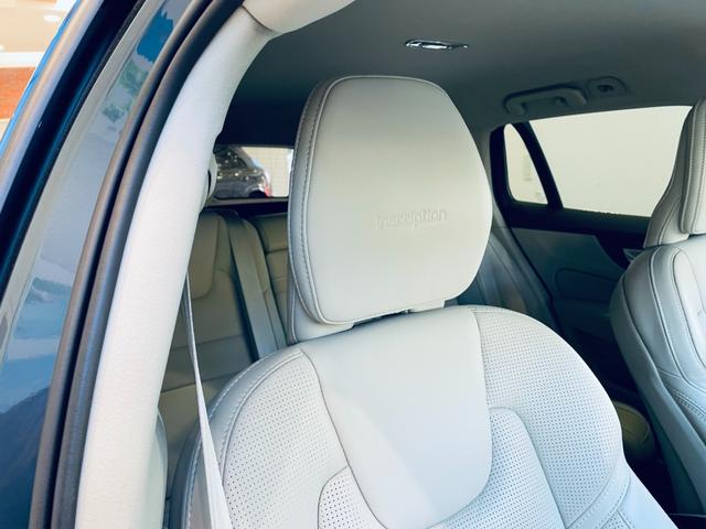 Ｖ６０ Ｔ６　ツインエンジン　ＡＷＤ　モメンタム　ＨＵＤ　ＡＣＣ　ＨａｒｍａｎＫａｒｄｏｎ　ＢＬＩＳ　純正ナビ　ＴＶ　３６０°ｃａｒｐｌａｙ　純１８インチＡＷ　ＬＥＤ　電動リアゲート　革シート　メモリパワーシート　エアシートヒーター　自動駐車（31枚目）