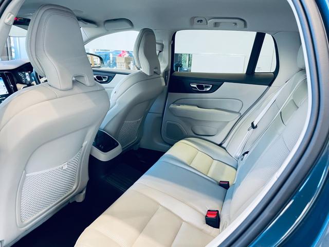 Ｖ６０ Ｔ６　ツインエンジン　ＡＷＤ　モメンタム　ＨＵＤ　ＡＣＣ　ＨａｒｍａｎＫａｒｄｏｎ　ＢＬＩＳ　純正ナビ　ＴＶ　３６０°ｃａｒｐｌａｙ　純１８インチＡＷ　ＬＥＤ　電動リアゲート　革シート　メモリパワーシート　エアシートヒーター　自動駐車（38枚目）