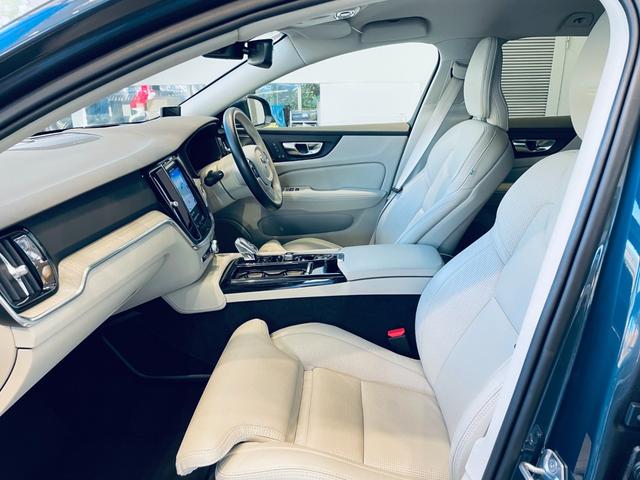 Ｖ６０ Ｔ６　ツインエンジン　ＡＷＤ　モメンタム　ＨＵＤ　ＡＣＣ　ＨａｒｍａｎＫａｒｄｏｎ　ＢＬＩＳ　純正ナビ　ＴＶ　３６０°ｃａｒｐｌａｙ　純１８インチＡＷ　ＬＥＤ　電動リアゲート　革シート　メモリパワーシート　エアシートヒーター　自動駐車（43枚目）