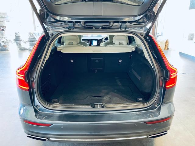 Ｖ６０ Ｔ６　ツインエンジン　ＡＷＤ　モメンタム　ＨＵＤ　ＡＣＣ　ＨａｒｍａｎＫａｒｄｏｎ　ＢＬＩＳ　純正ナビ　ＴＶ　３６０°ｃａｒｐｌａｙ　純１８インチＡＷ　ＬＥＤ　電動リアゲート　革シート　メモリパワーシート　エアシートヒーター　自動駐車（48枚目）